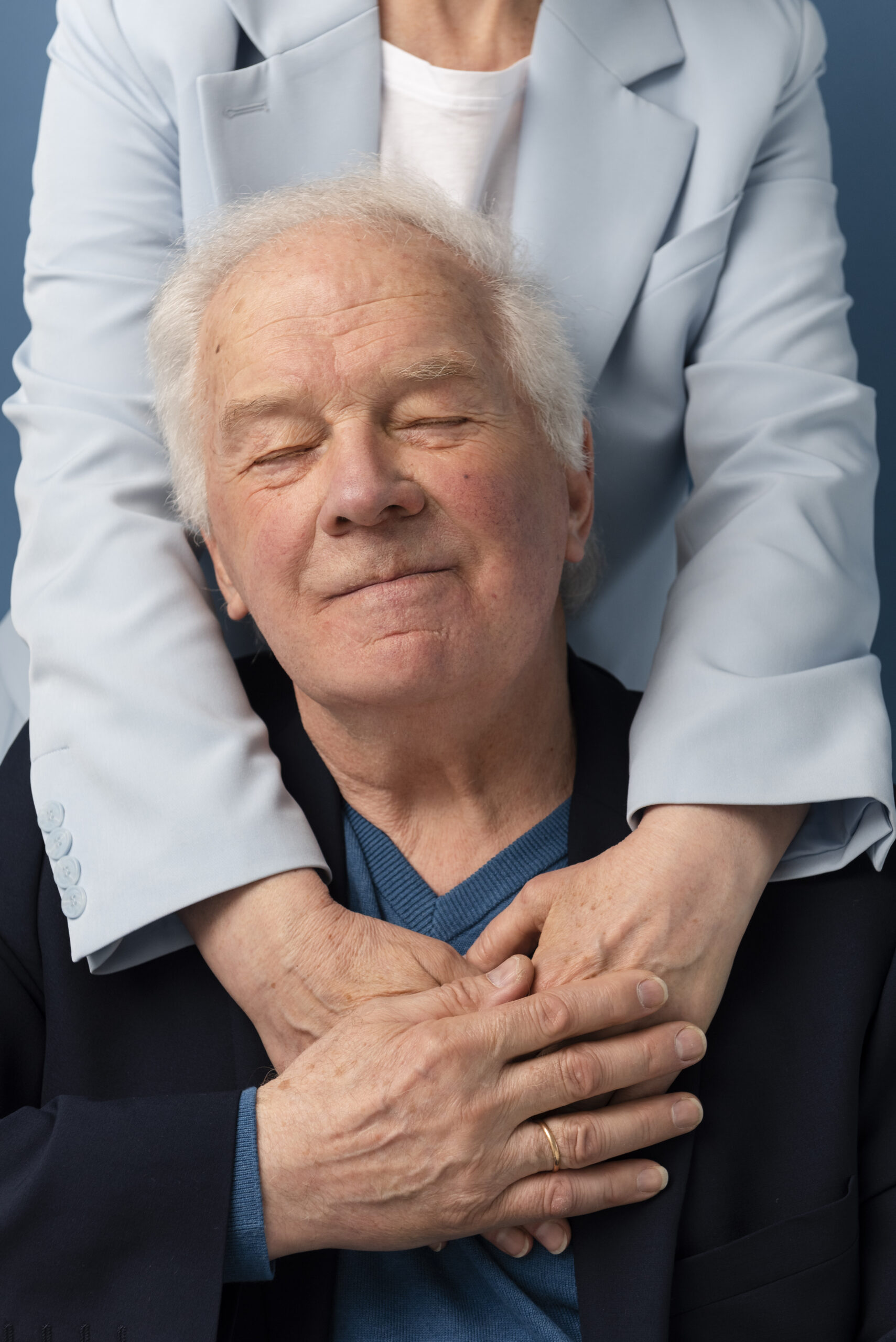 front-view-senior-couple-posing